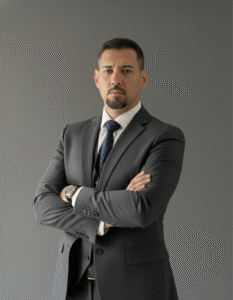 Advogado Luiz Nascimento em Indaiatuba. Retrato profissional de homem de terno cinza com braços cruzados, especializado em direito criminal e civil.